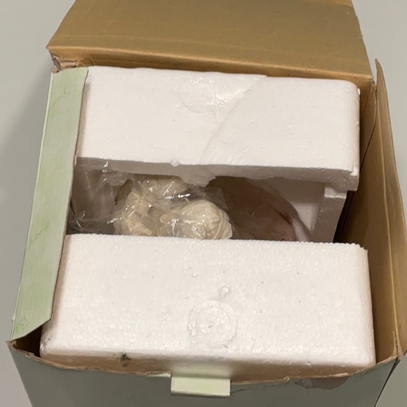 Angel Enveloping The Nativity Baby Jesus, Mary and Joseph Large Resin Figurine - Picture 8 of 10